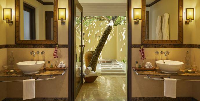 Badezimmer EG, Two Bedroom Beach Villa Suite with Pool, Taj Exotica Maldives Resort & SPA