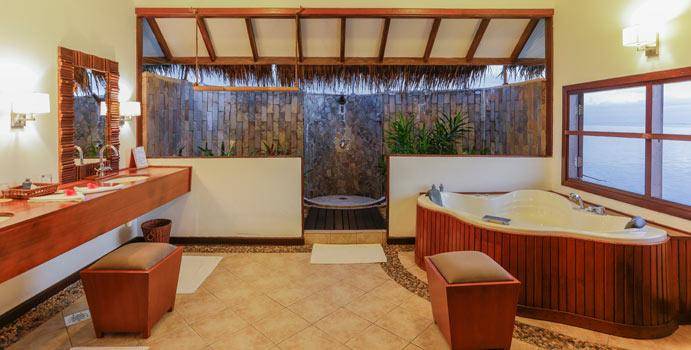 Bad mit Jacuzzi, Lagoon Suite, Medhufushi Island Resort