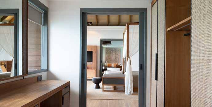 Kleiderschrank, One Bedroom Over Water Pool Residence, Vakkaru Maldives