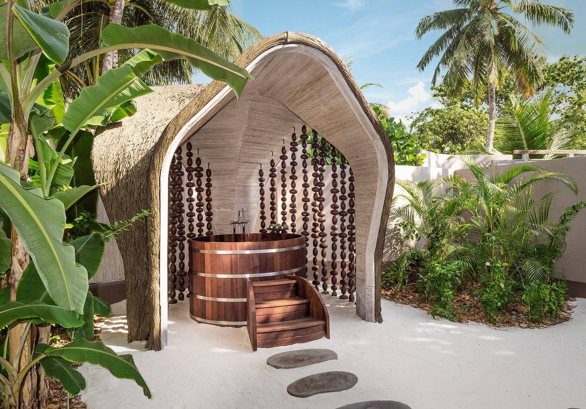 JOALI BEING | Three Bedroom Wellbeing Beach Residence | Außenbadewanne