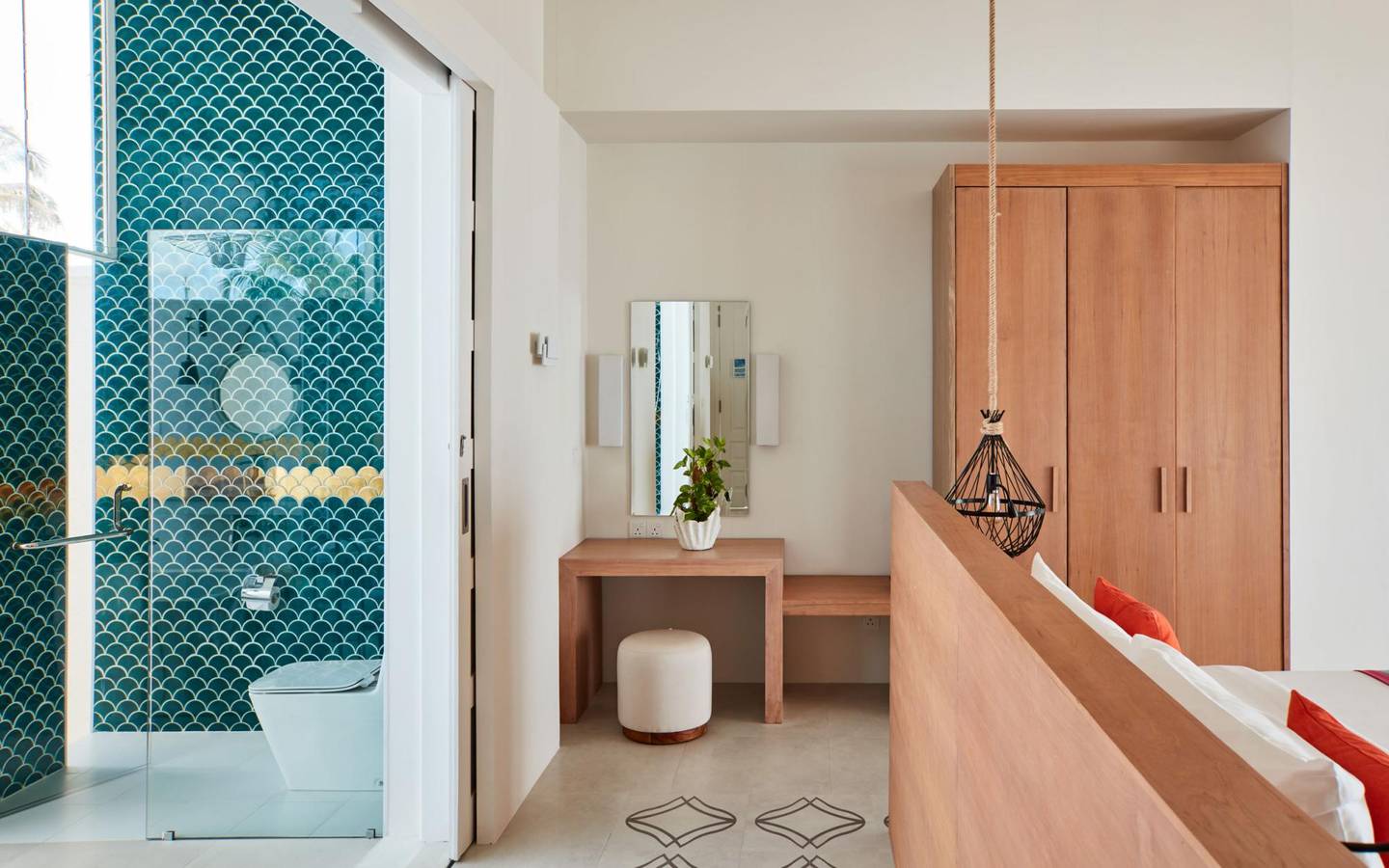 Sun Siyam Iru Veli, Malediven, Grand Beach Villa with Pool, Schlafbereich mit direktem Zugang zur Toilette