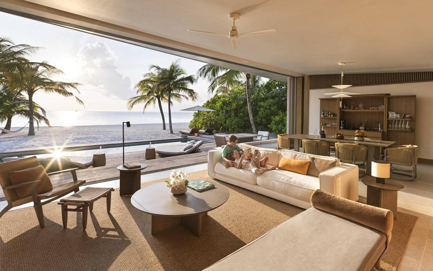 The_Ritz_Carlton_Maldives_Fari_Islands_Two_Bedroom_Sunset_Beach_Pool_Villa_Wohnzimmer
