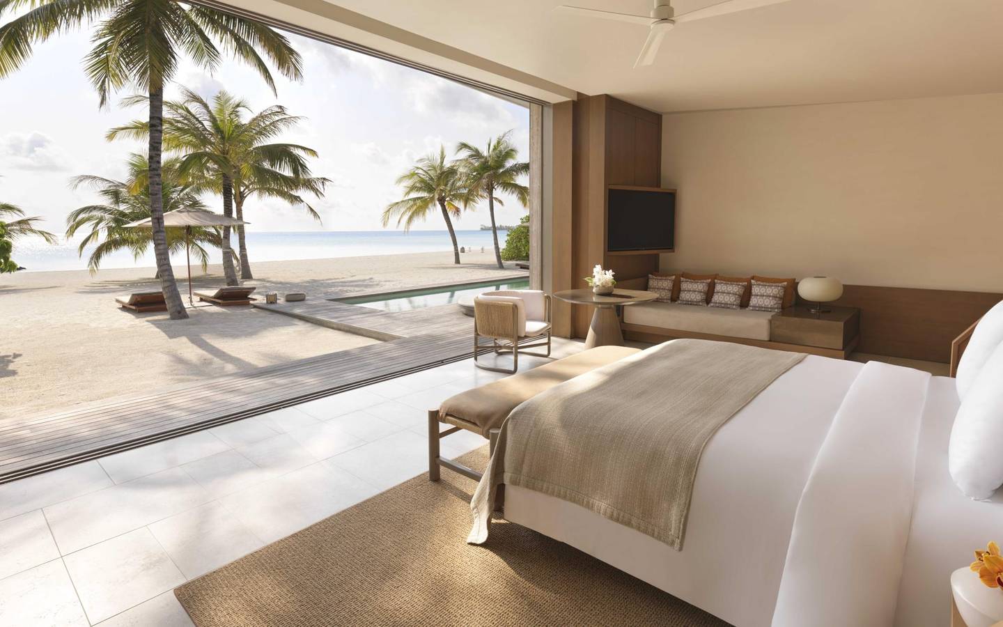 The_Ritz_Carlton_Maldives_Fari_Islands_Two_Bedroom_Sunset_Beach_Pool_Villa_Schlafzimmer