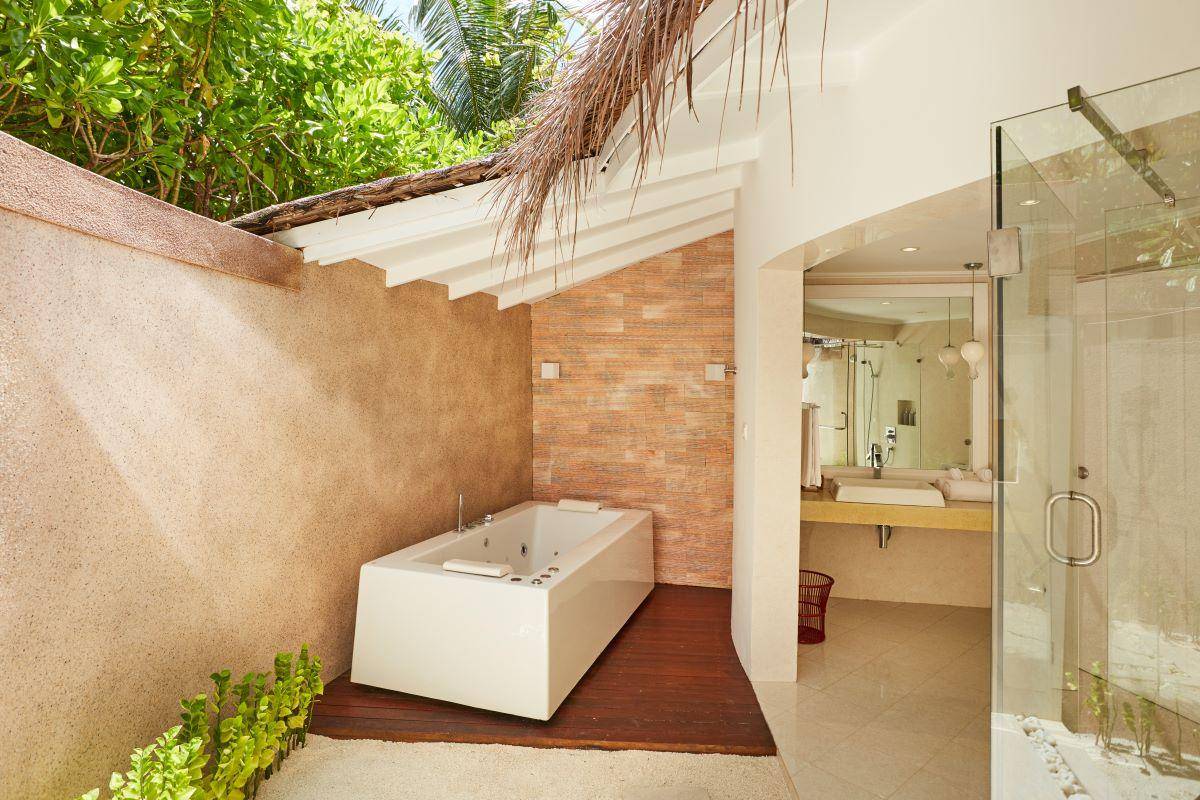 Sun Siyam Vilu Reef, Malediven, Jacuzzi Deluxe Beach Villa, Badezimmer mit Jacuzzi