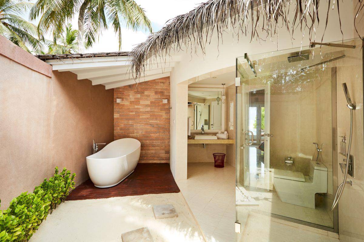 Sun Siyam Vilu Reef, Malediven, Beach Villa with Pool, halboffenes Badezimmer