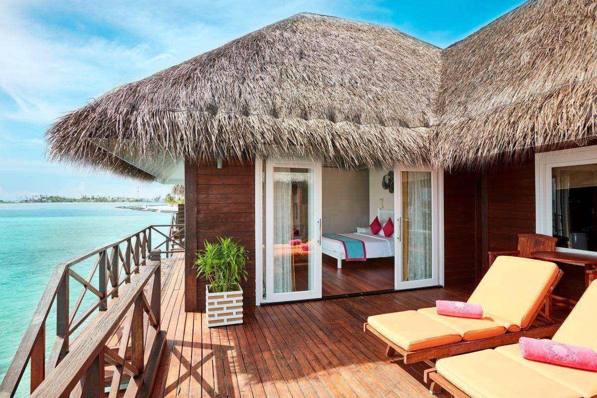 Sun Siyam Vilu Reef, Malediven, Reef Villa, Liegestühle auf der Terrasse