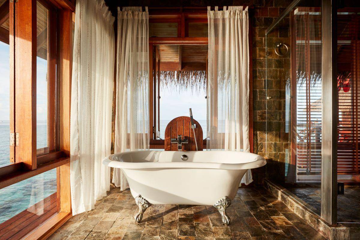 Sun Siyam Vilu Reef, Malediven, Two Bedroom Water Villa with Pool, Badezimmer