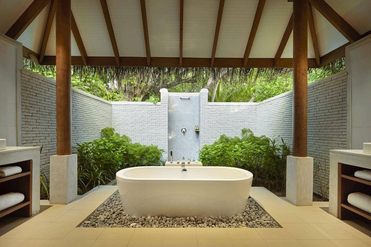 Baros Maldives, Deluxe Villa, halboffenes Badezimmer