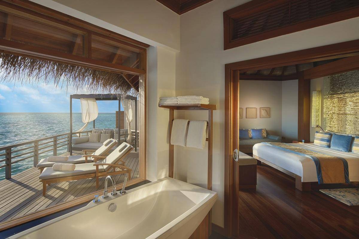 Baros Maldives, Water Villa, Badewanne und Sonnendeck