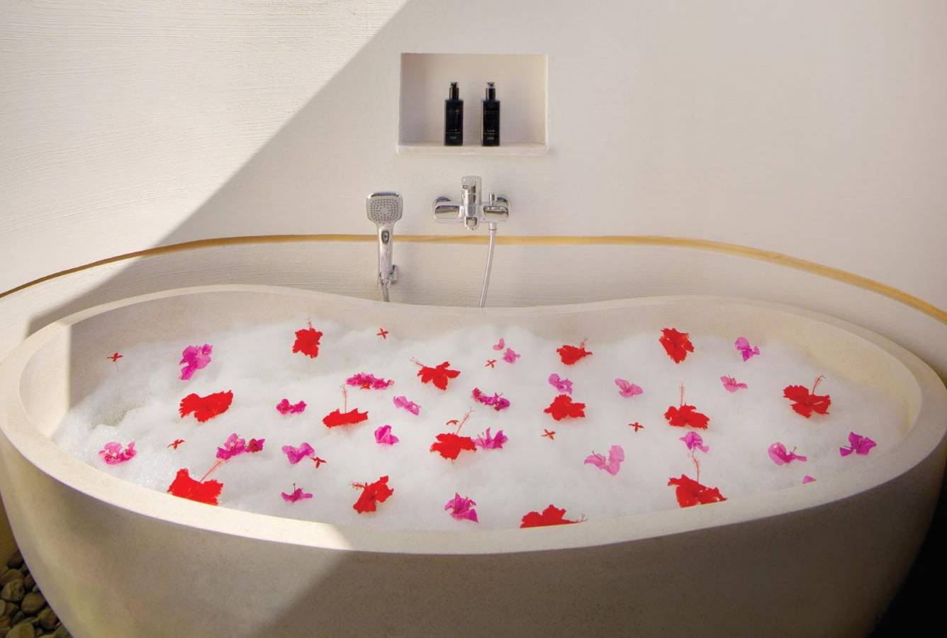 oblu-select-at-sangeli-maldives-beachvilla-with-pool-bath-tube