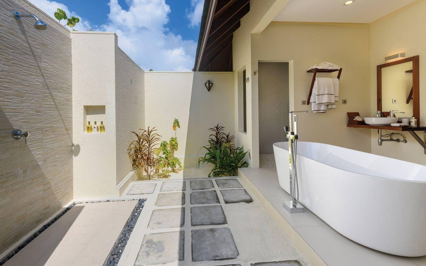 varu-by-atmosphere-maldives-family-beach-villla-bathroom