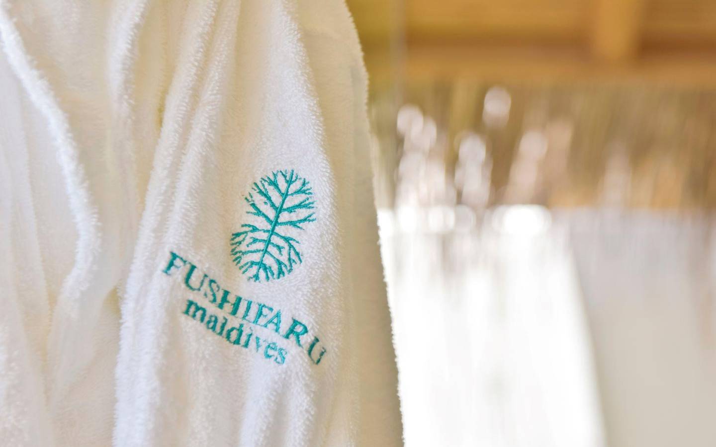 Fushifaru Maldives, Pool Beach Villa Sunrise, Bademäntel in jeder Villa