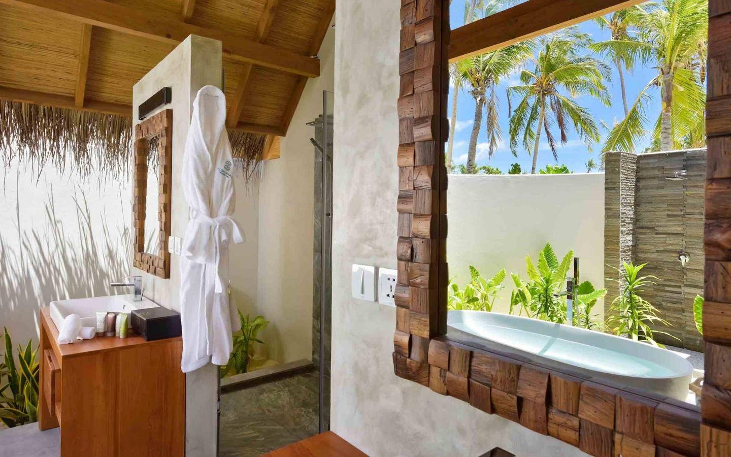 Fushifaru Maldives, Pool Beach Villa Sunset, Waschtisch im Badezimmer
