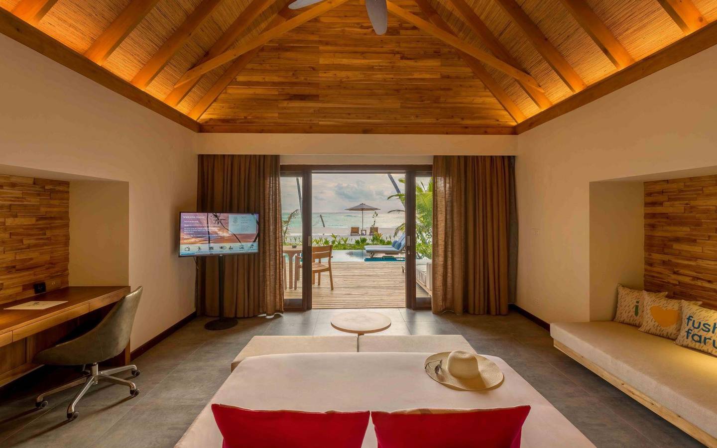 Fushifaru Maldives, Pool Beach Villa Sunset, Blick vom Bett bis zum Strand