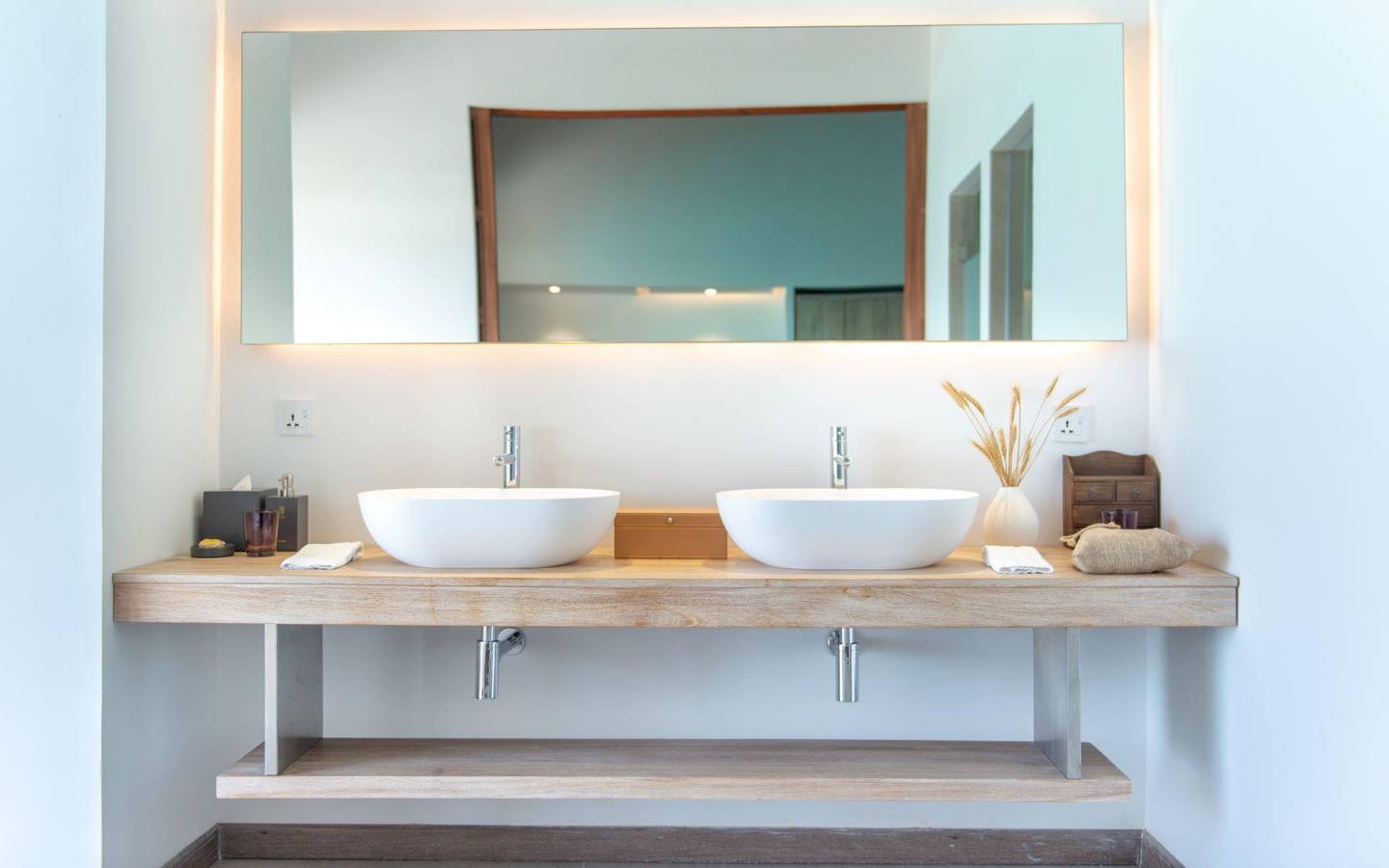 Fushifaru Maldives, Jacuzzi Water Villa, Doppelwaschbecken im Badezimmer