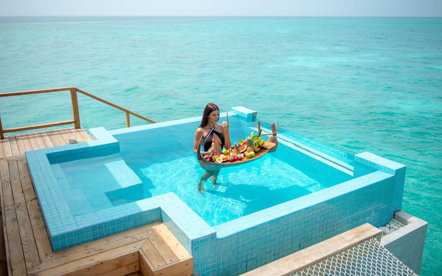 Fushifaru Maldives, Premium Pool Water Villa, Floating Breakfast im Infinity Pool