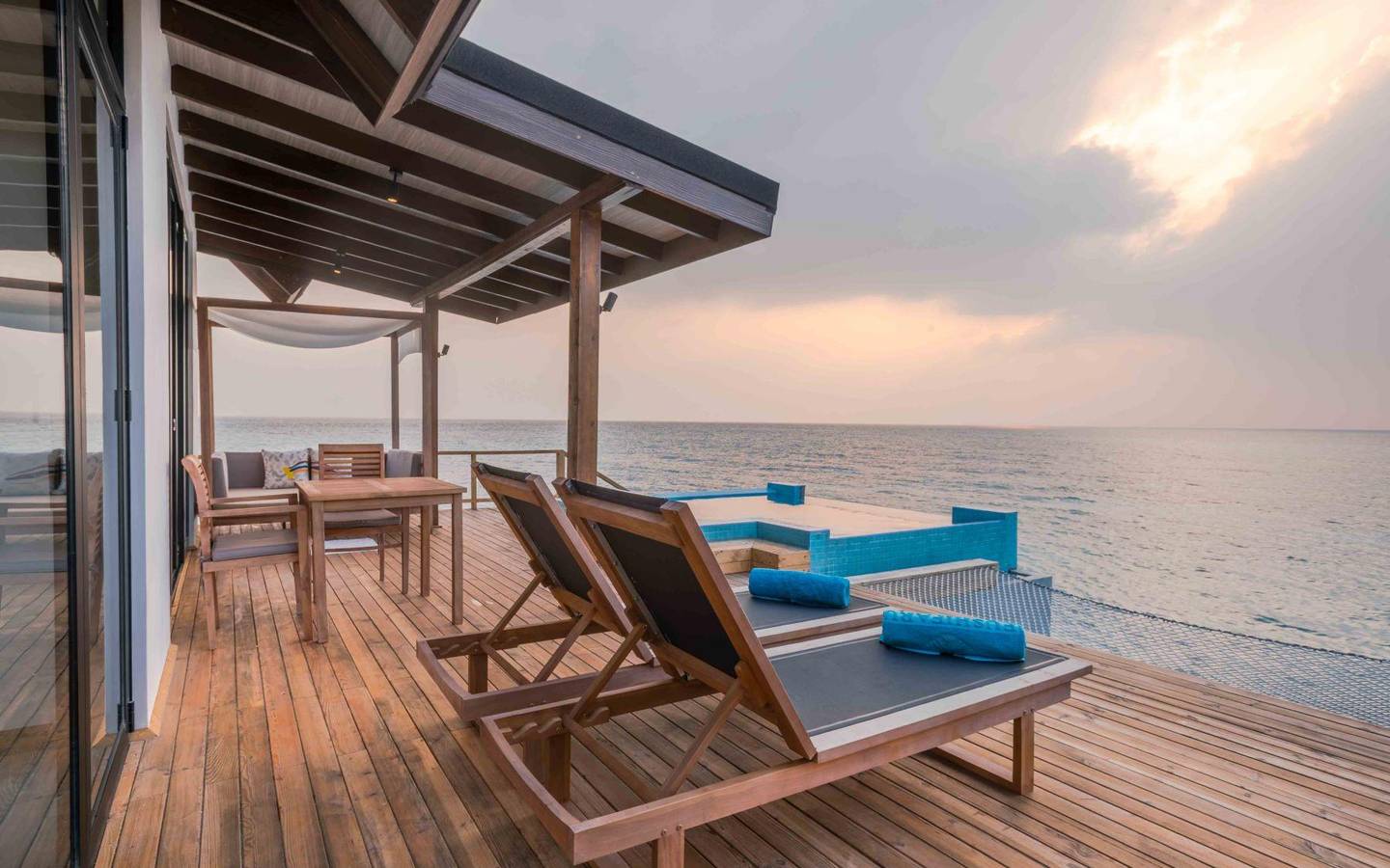 Fushifaru Maldives, Premium Pool Water Villa, Sonnendeck mit Infiniy Pool, Hängematte und Liegestühlen