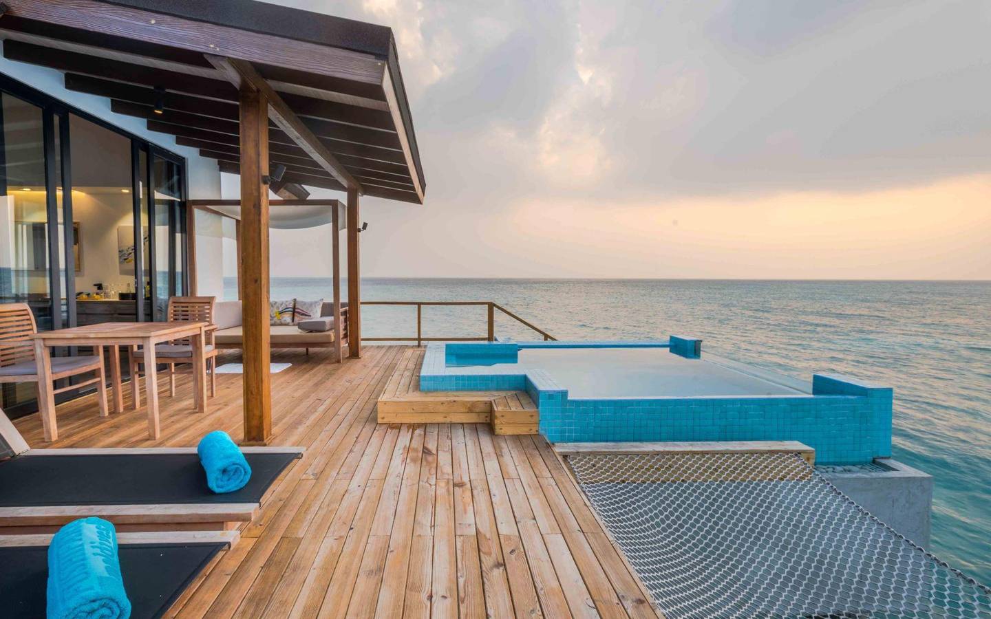 Fushifaru Maldives, Premium Pool Water Villa, Infinity Pool und Hängematte