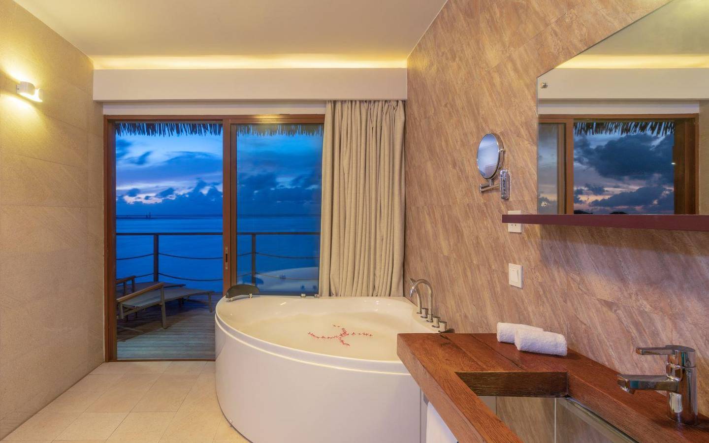 Cocoon Maldives, Lagoon Suite, Badezimmer