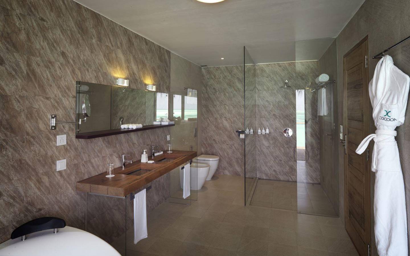 Cocoon Maldives, Lagoon Suite, Dusche