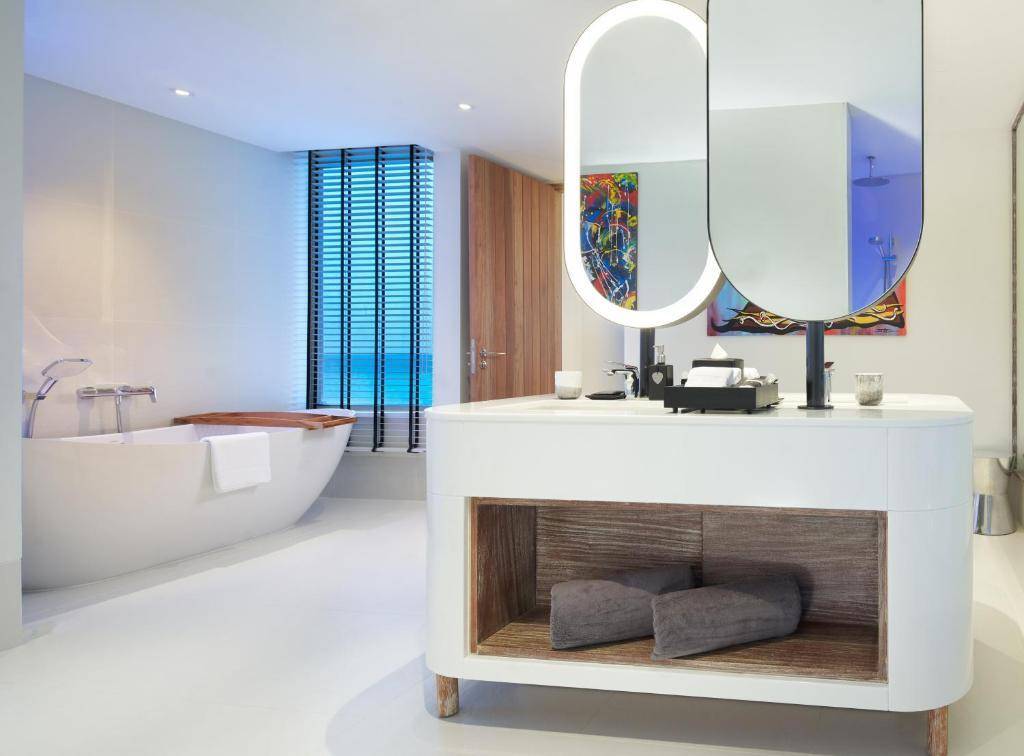 Bad, Rock Royalty Overwater Pool Villa (2-Bedroom)