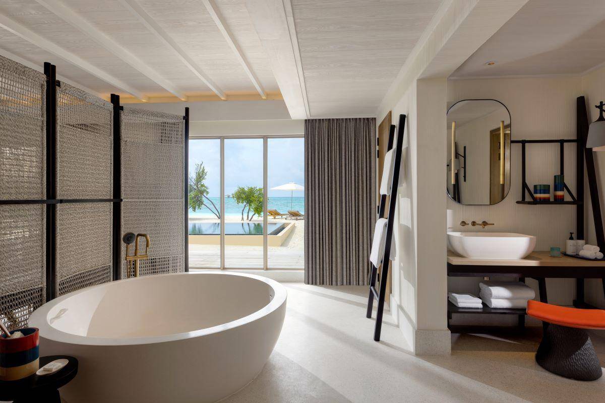 InterContinental Maldives Maamunagau Resort, Two Bedroom Beachfront Residence, Badewanne