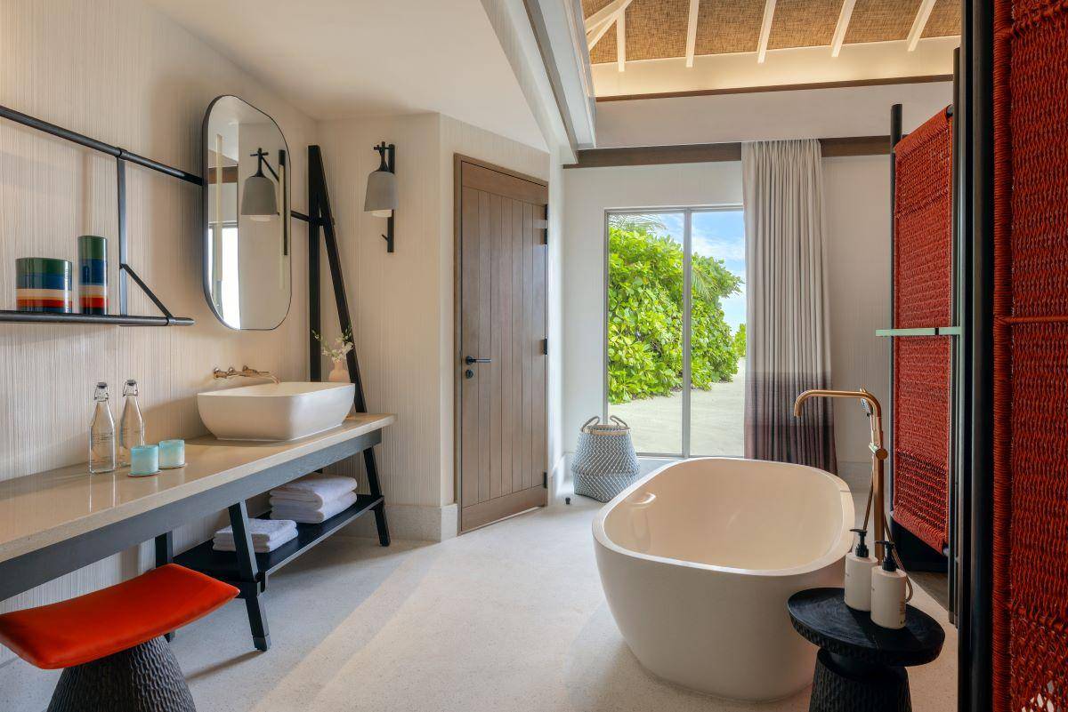 InterContinental Maldives Maamunagau Resort, Family Beach Pool Villa, Badezimmer