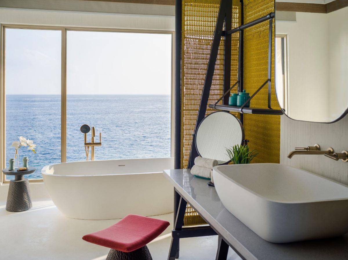 InterContinental Maldives Maamunagau Resort, Two Bedroom Family Lagoon Pool Villa, Badezimmer
