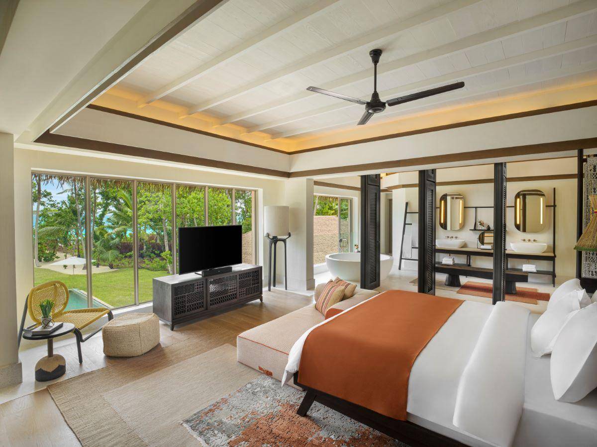 InterContinental Maldives Maamunagau Resort, Three Bedroom Royal Beachfront Residence, Schlafen