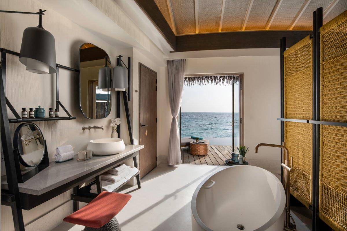 InterContinental Maldives Maamunagau Resort, Sunset Overwater Villa with Pool, Badezimmer
