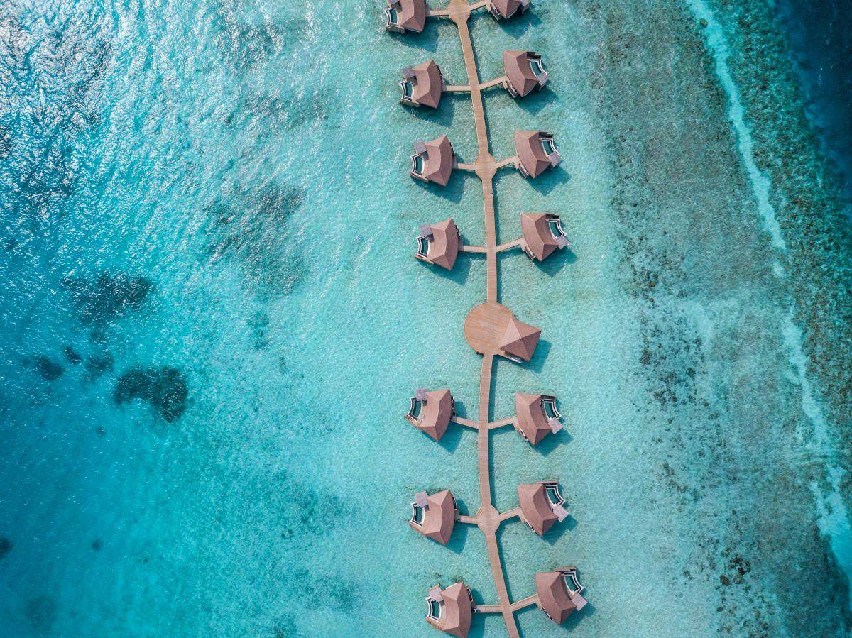 InterContinental Maldives Maamunagau Resort, Sunset Overwater Villa with Pool, Luftaufnahme Jetty