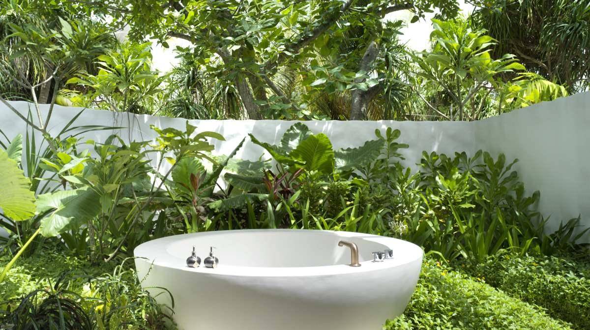 Badewanne, Deluxe Beach Sunrise Villa, Fairmont Maldives Sirru Fen Fushi