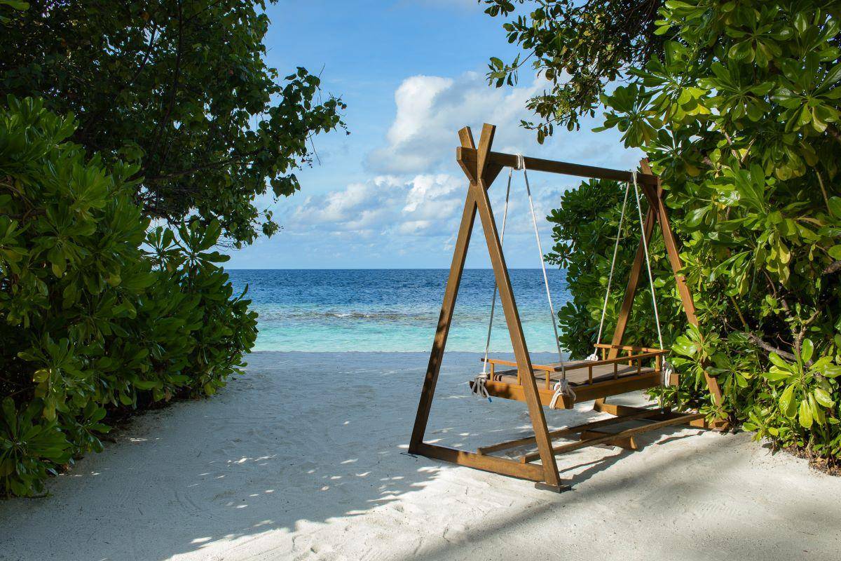 Dhawa Ihuru, Malediven, Beachfront Rainmist Villa, Strand mit Schaukel