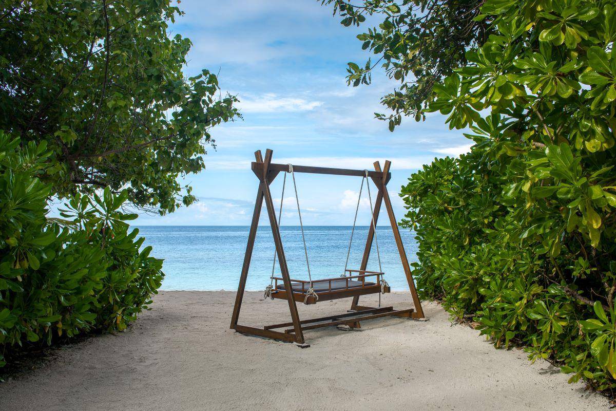 Dhawa Ihuru, Malediven, Beachfront Villa, Strand mit Schaukel