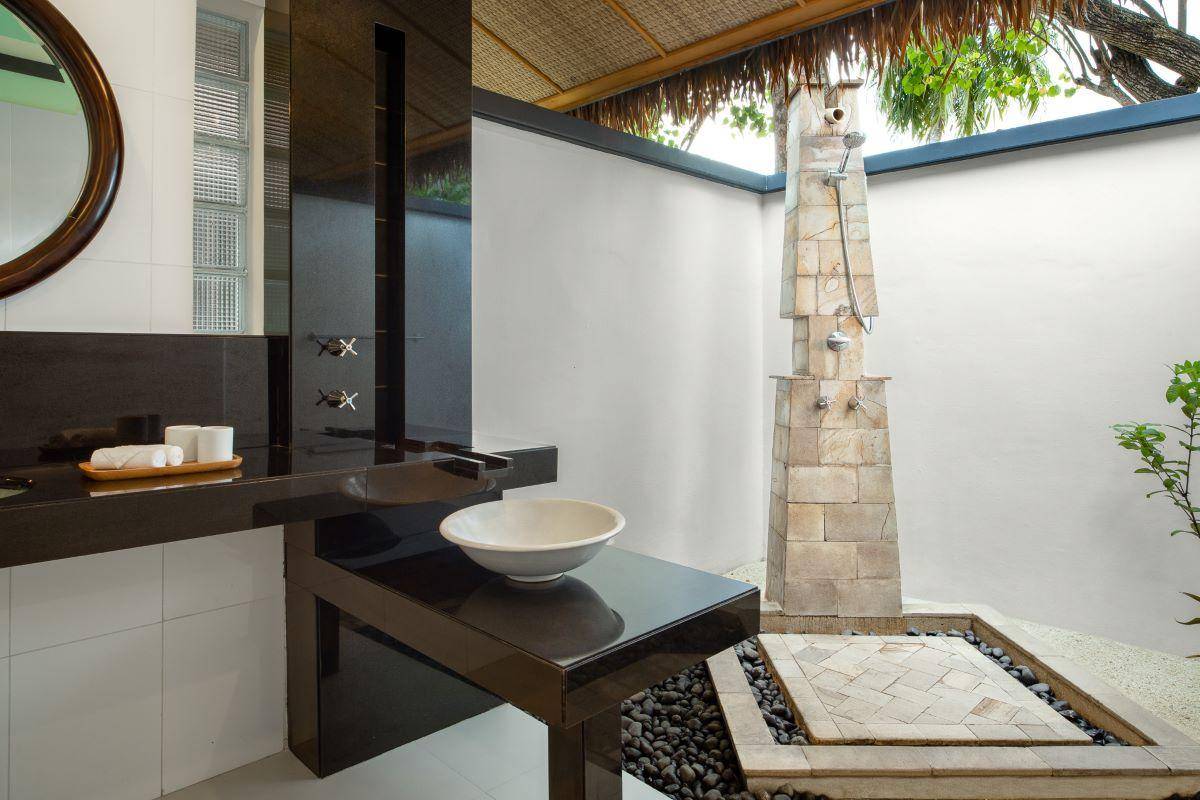 Dhawa Ihuru, Malediven, Beachfront Villa, halboffenes Badezimmer