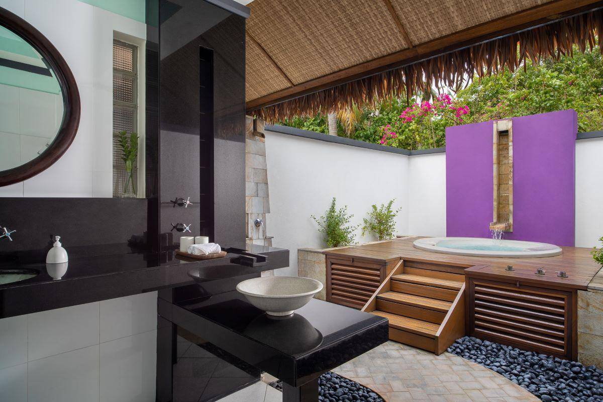 Dhawa Ihuru, Malediven, Beachfront Jet Pool Villa, halboffenes Badezimmer mit Whirlpool