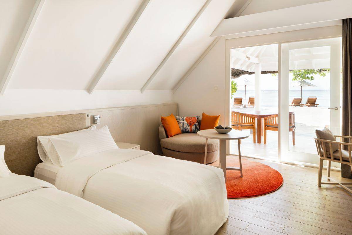 Lux* South Ari Atoll, Beach Pavilion, Schlafzimmer mit Sofaecke, Twin Betten
