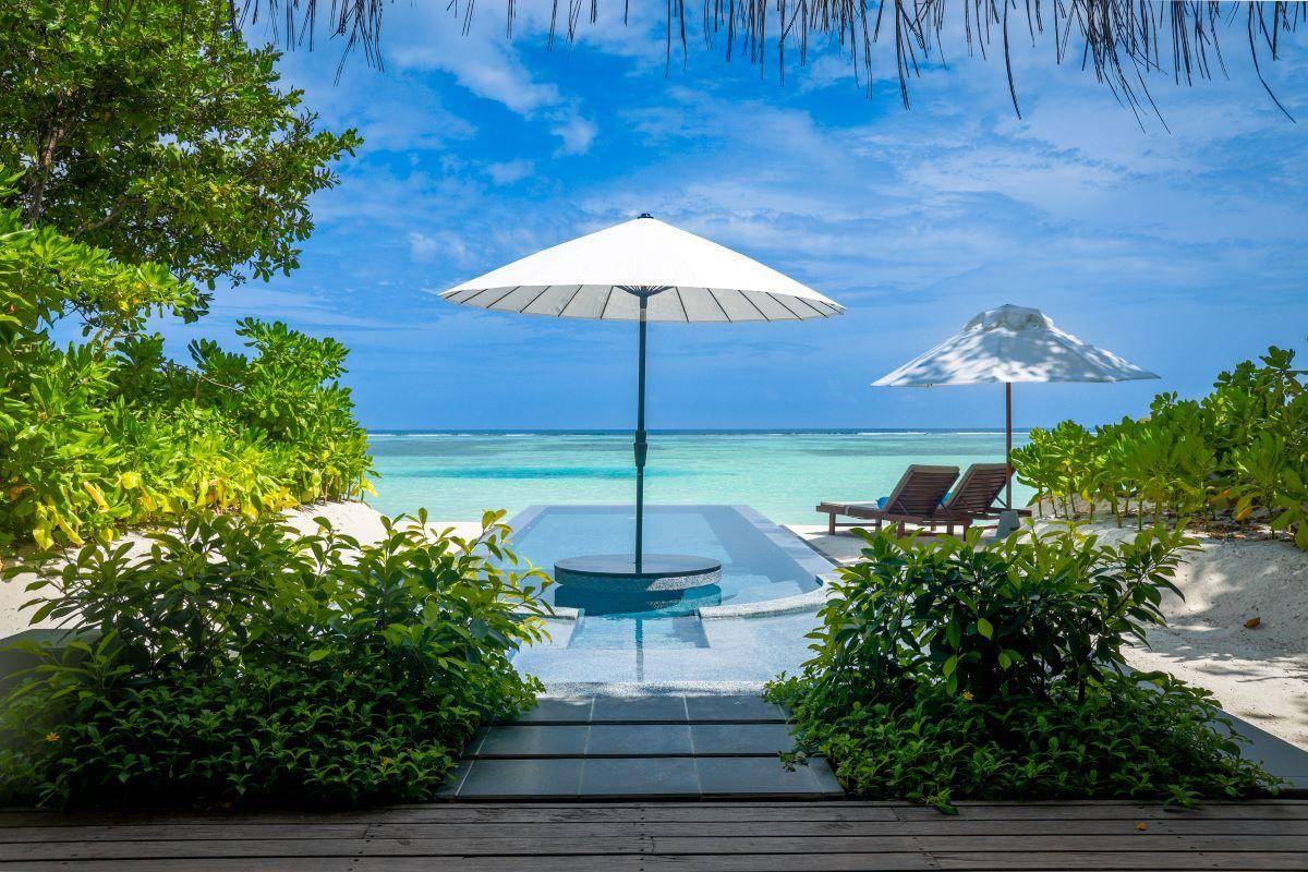 Lux* South Ari Atoll, Romantic Beach Pool Villa, Terrasse mit Meerblick