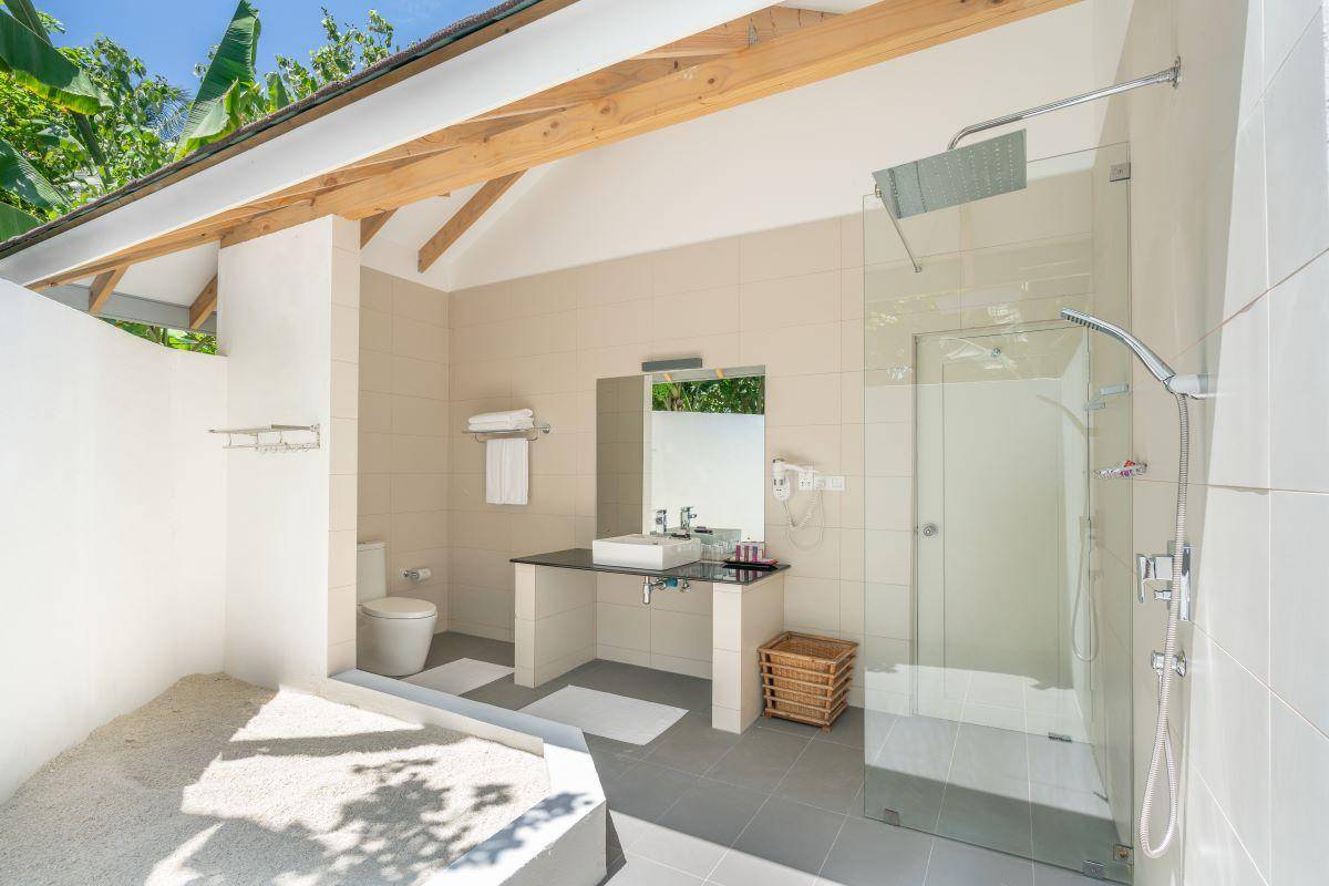 Ellaidhoo Maldives by Cinnamon, Standard Room, offenes Bad