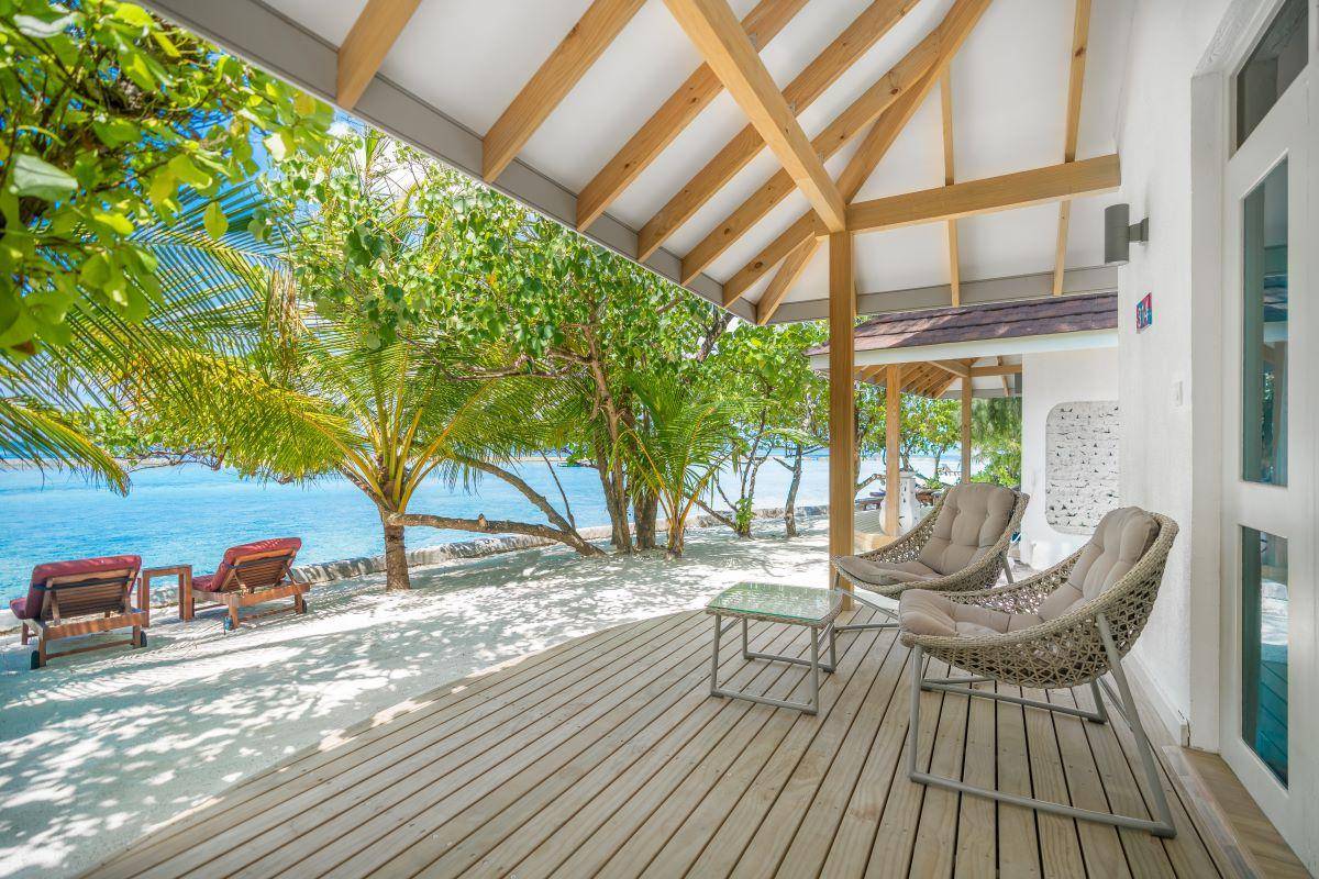 Ellaidhoo Maldives by Cinnamon, Beach Bungalow, Außenbereich mit direktem Zugang zum Strand