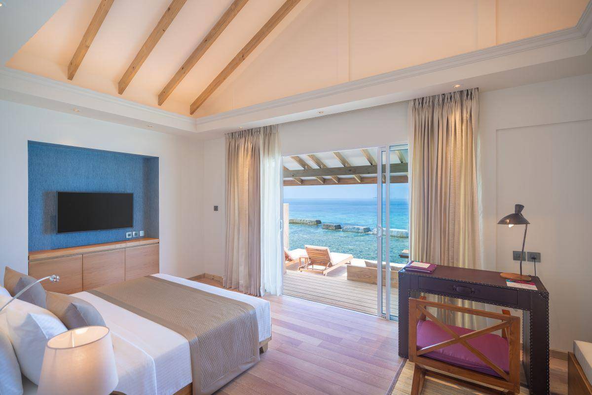 Ellaidhoo Maldives by Cinnamon, Water Bungalow, Schlafzimmer mit Meerblick