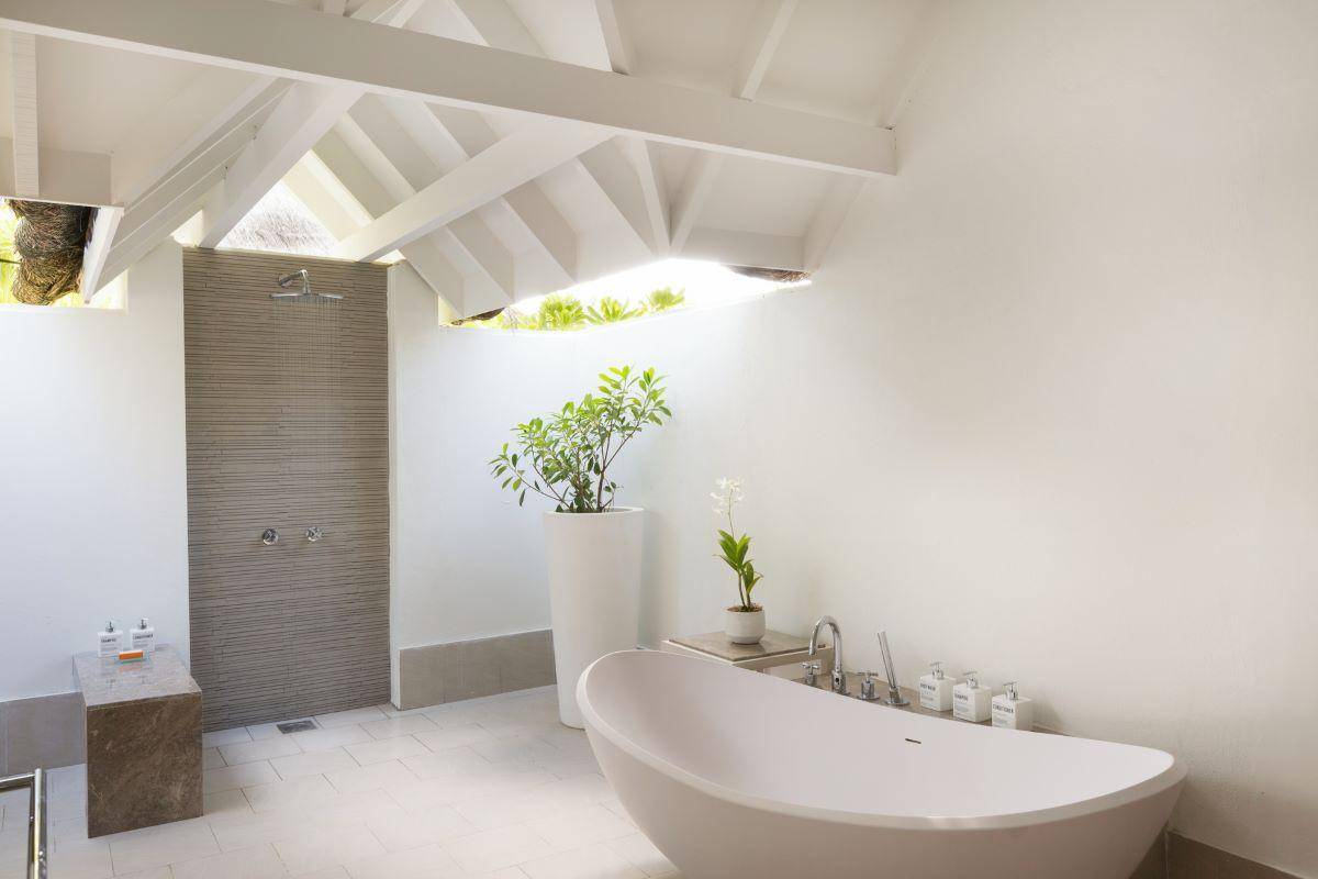 Lux* South Ari Atoll, Two Bedroom Family Beach Pavilion, Badezimmer