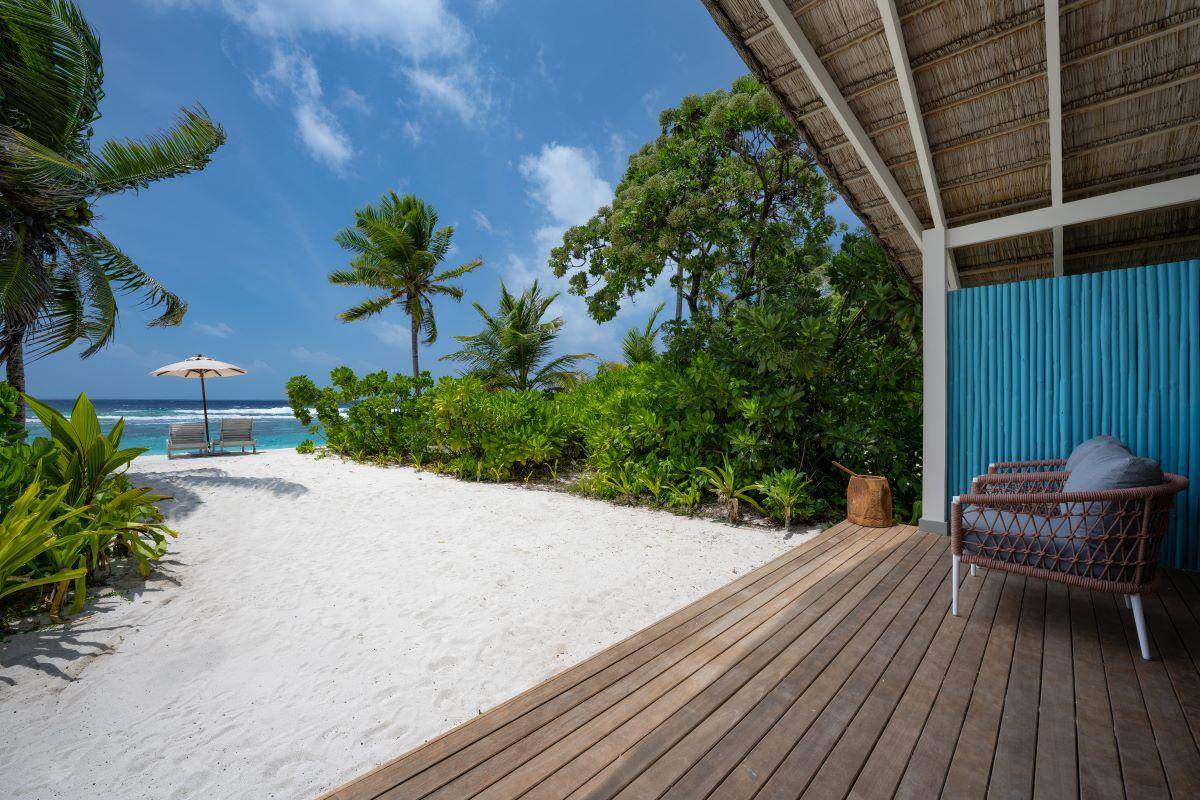 Cora Cora Maldives, Beach Villa, Terrasse mit direktem Zugang zu Strand und Meer