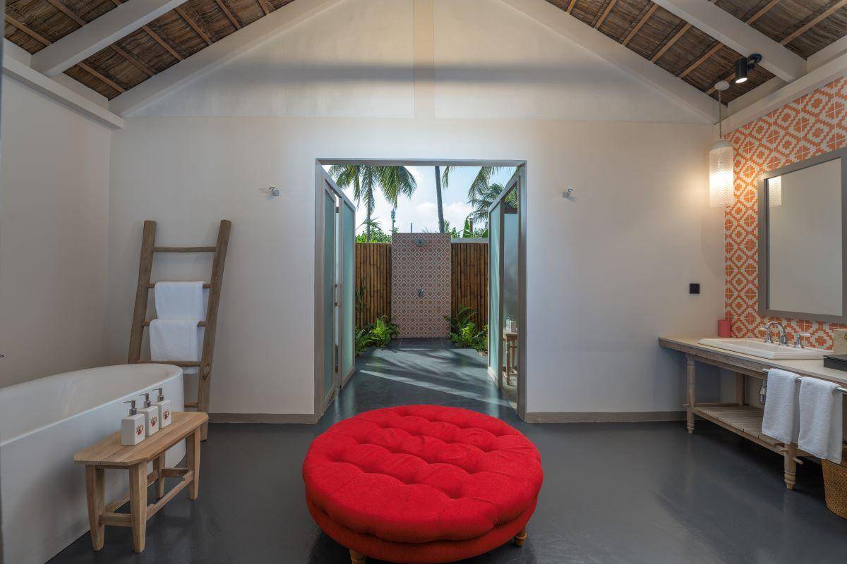 Cora Cora Maldives, Beach Pool Suite, offenes Badezimmer mit Regendusche, im Innenraum Badewanne und Waschbecken