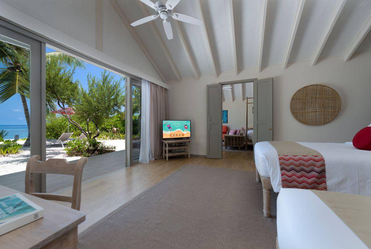 Cora Cora Maldives, Two Bedroom Family Beach Villa, Schlafzimmer mit Ausgang zur Terrasse