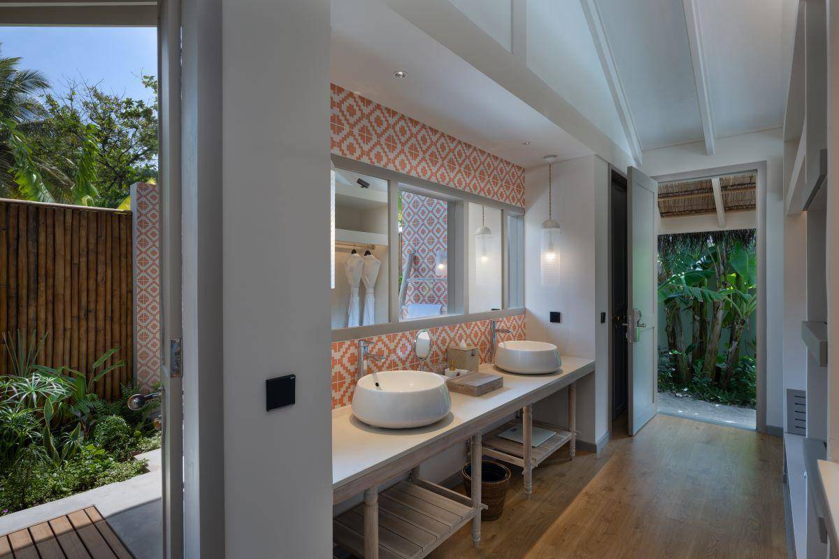 Cora Cora Maldives, Two Bedroom Family Beach Pool Villa, Badezimmer mit 2 Waschbecken