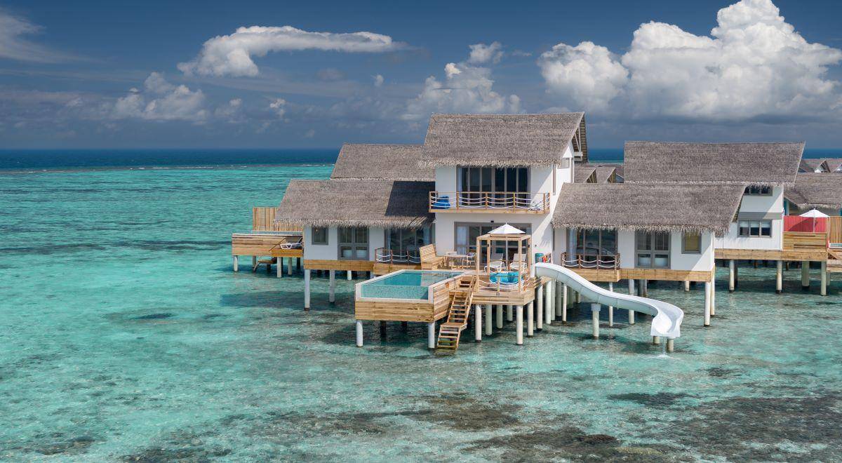 Cora Cora Maldives, Two Bedroom Lagoon Pool Villa, Außenansicht mit Pool und Rutsche