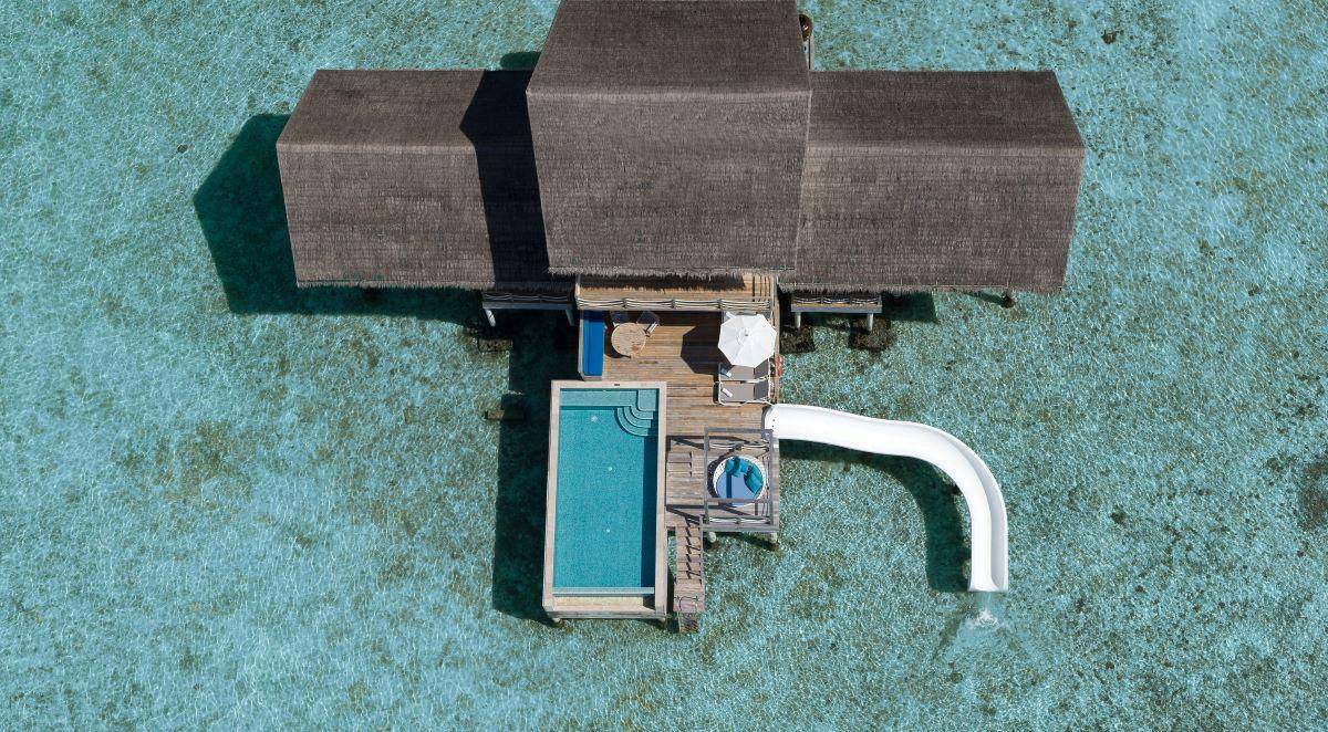 Cora Cora Maldives, Two Bedroom Lagoon Pool Villa, Luftbild mit Rutsche und Pool