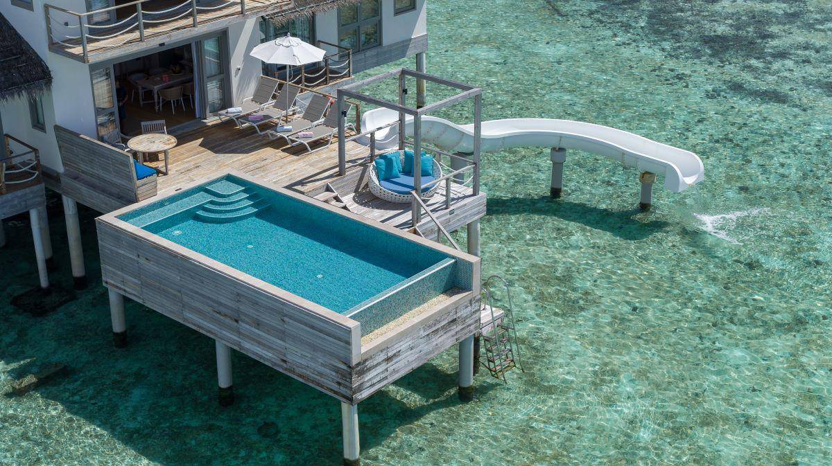 Cora Cora Maldives, Two Bedroom Lagoon Pool Villa, Ansicht von Terrasse, Pool und Rutsche