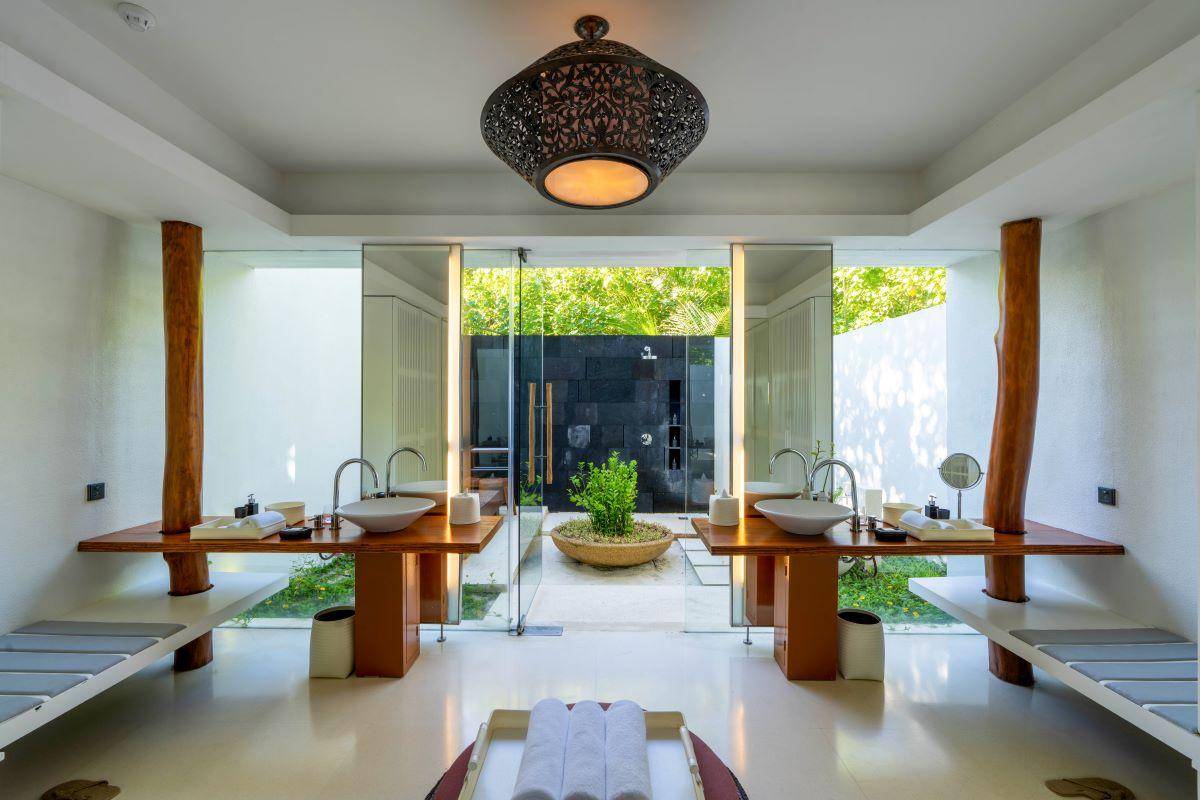 Park Hyatt Maldives Hadahaa, Beach Villa, Badezimmer, Innen- und Außenbereich